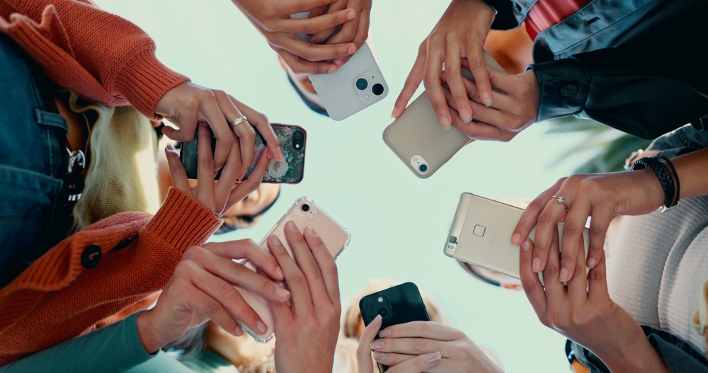 Digital News Report : les réseaux sociaux et les plateformes vidéo deviennent la principale porte d'entrée vers l'actualité
